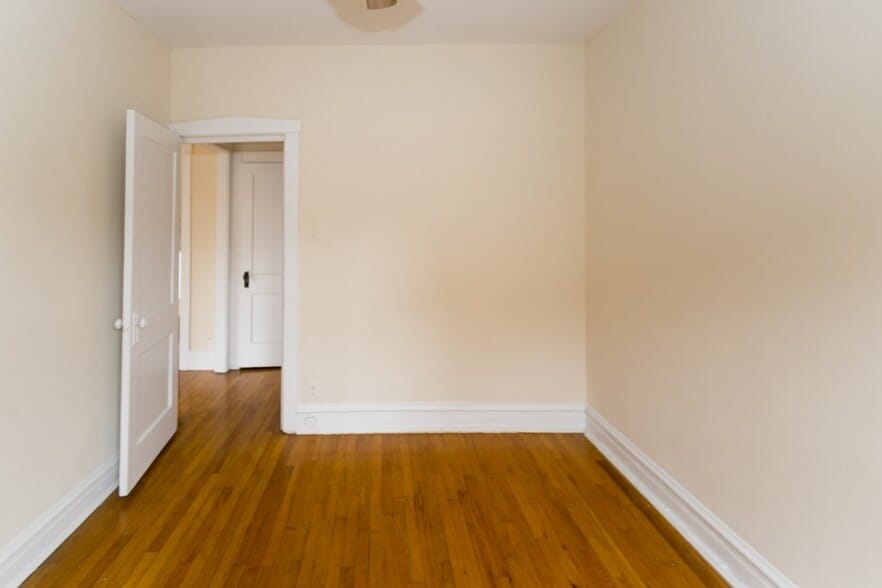 Building Photo - 938 W Cornelia Ave