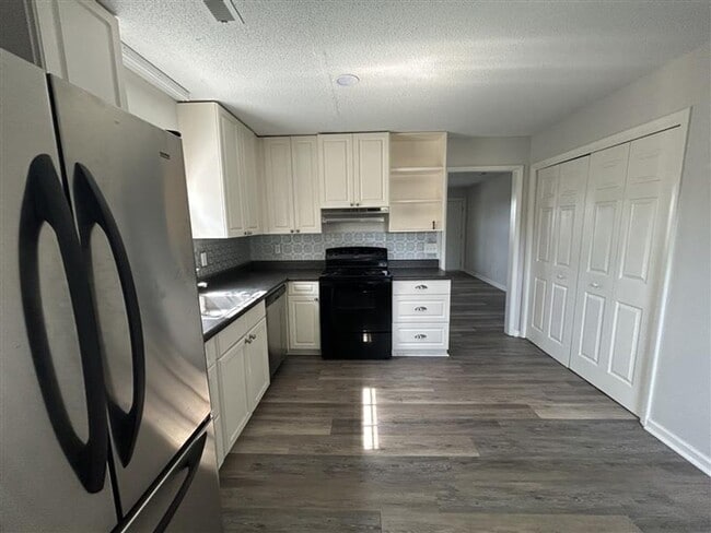 Building Photo - Charming and Affordable Upstairs Duplex – ...