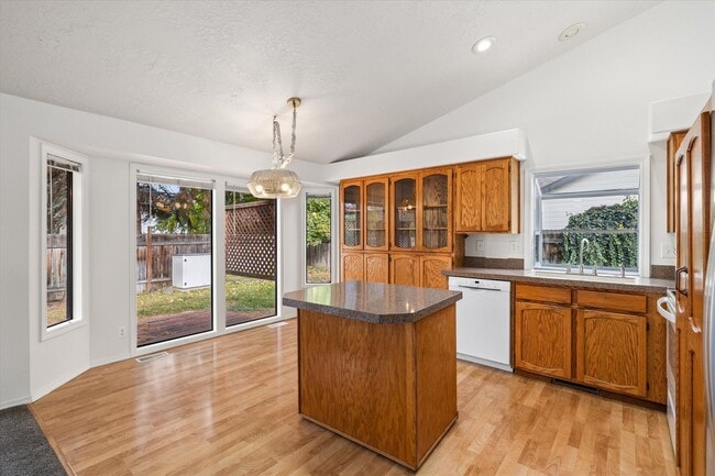 Building Photo - Charming 3-Bed, 3-Bath Home in Quiet Boise...