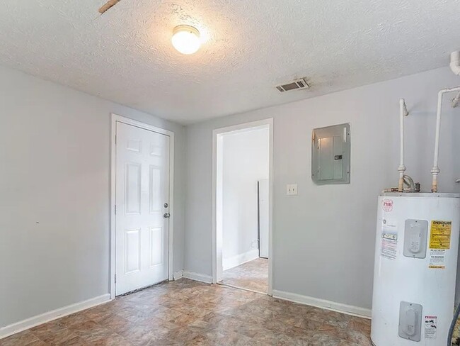 Building Photo - 3bd/2ba in the Heart of Oakland City and M...