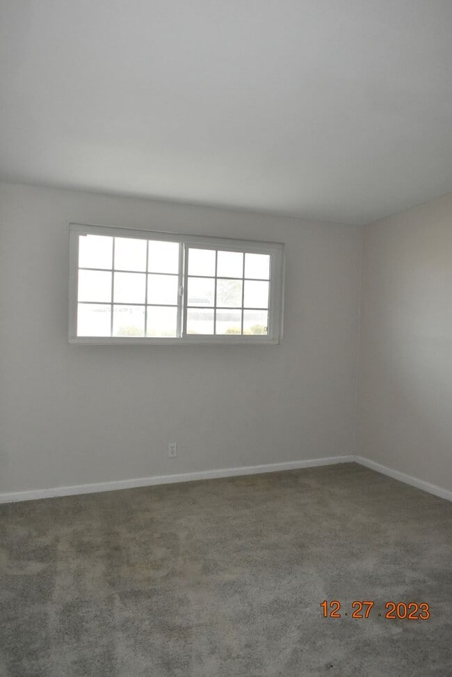 Building Photo - Modern Living in California City
