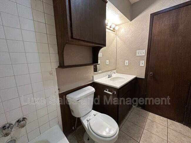 Building Photo - 813 N Eagle Ln