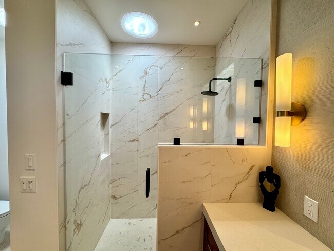 Building Photo - 1910 Raymond Ln