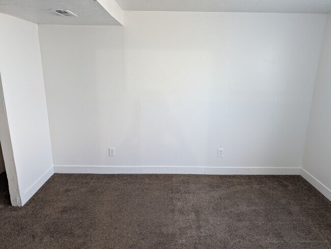 Building Photo - 4 Bedroom 1.5 Bath Twin-Home