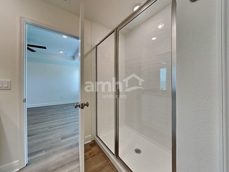 Building Photo - 27189 St Andrews Ave