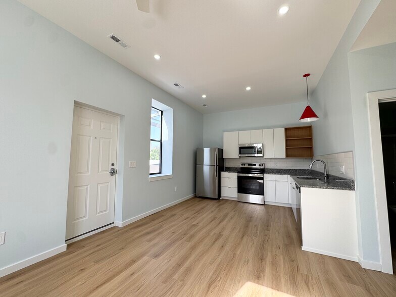 Building Photo - 517 Gillis St