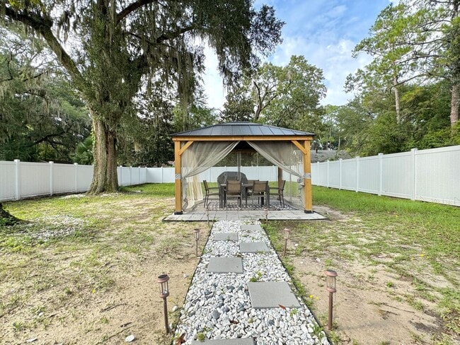Building Photo - AVAILABLE OCTOBER 2025  [PET FRIENDLY]