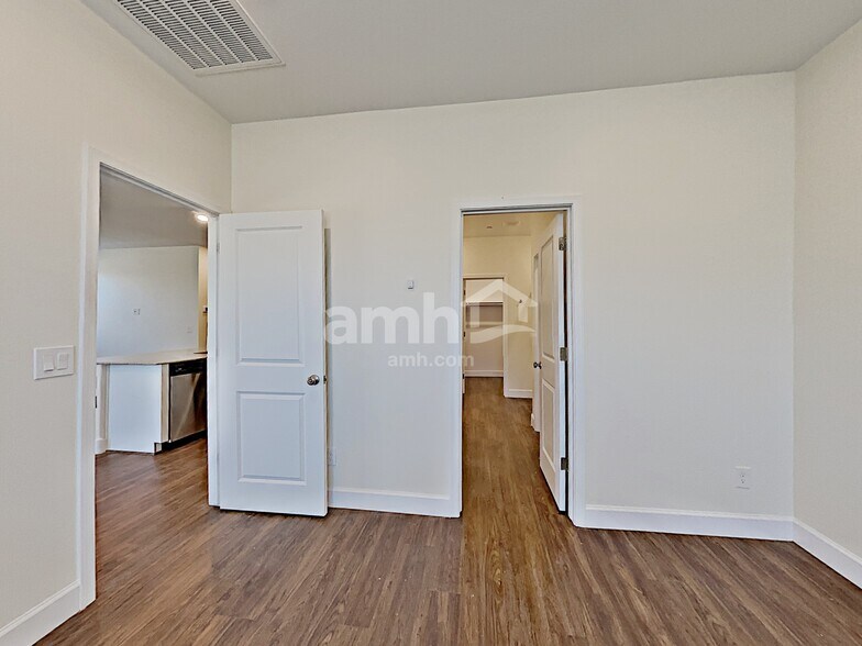 Building Photo - 5951 W Larkspur Dr