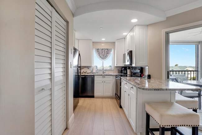 Building Photo - 275 Palm Ave