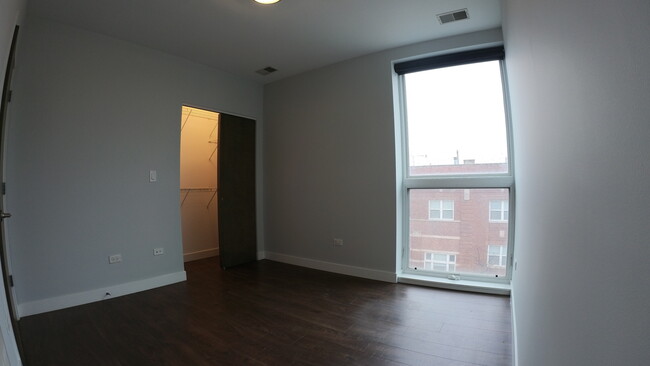 Building Photo - 3301 N Sheffield Ave