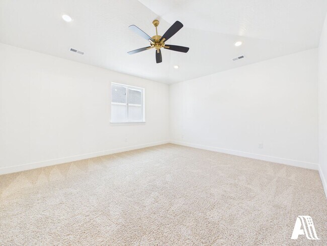 Building Photo - 453 E 650 N