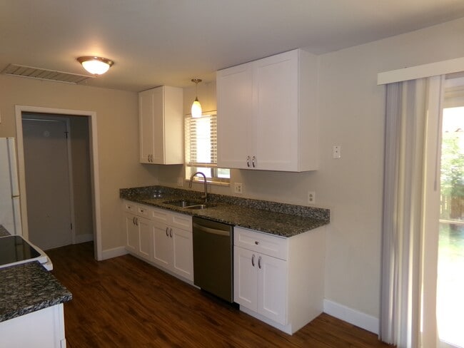 Building Photo - 1132 Ponderosa Dr