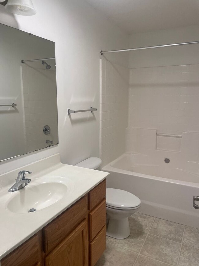 Building Photo - 2 BR 2.5 Bath Townhome