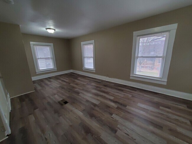 Building Photo - COMING SOON!! 506 Denver- large 3 bed house! **PETS OK**