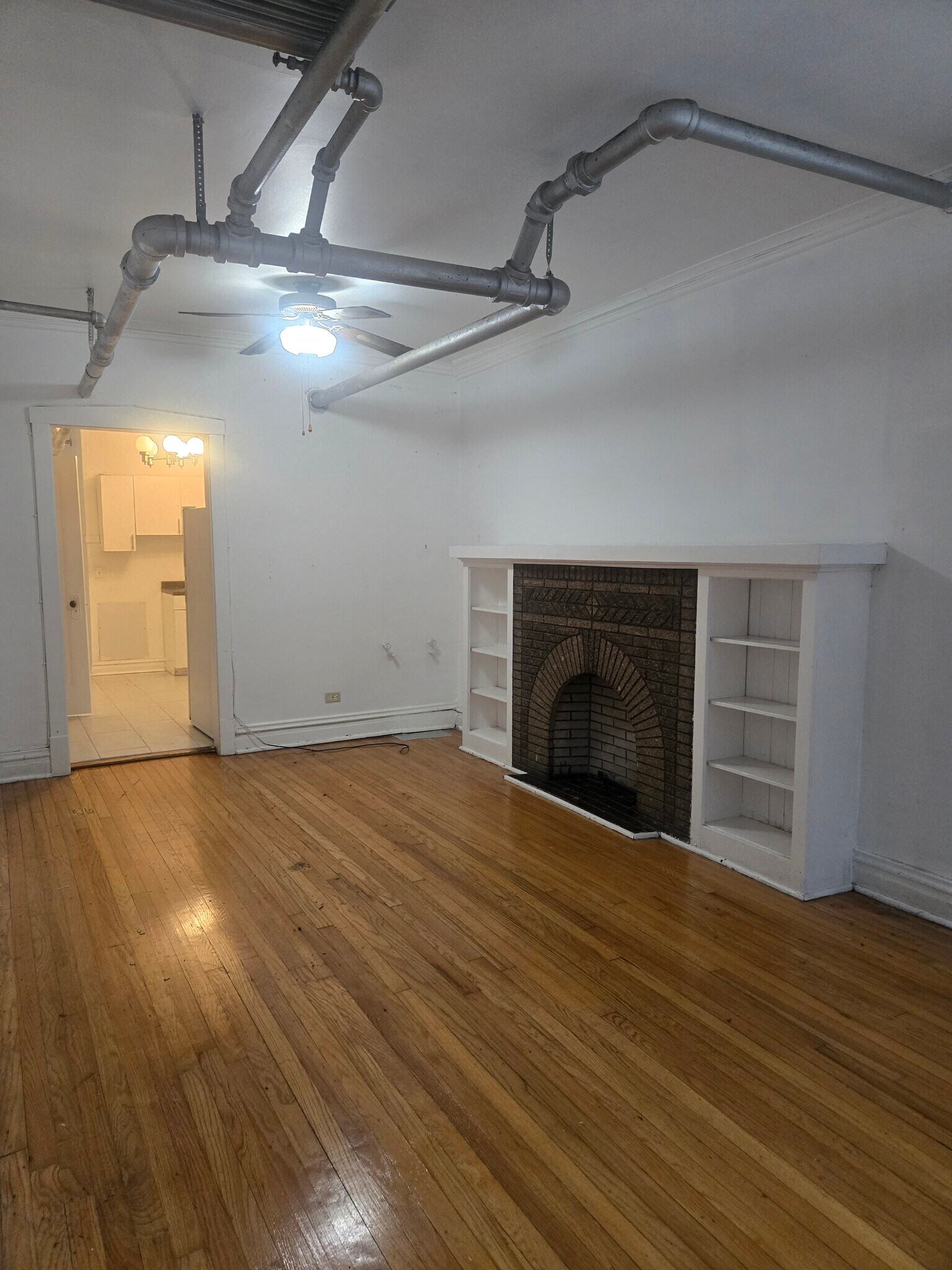 Building Photo - 858 N Hoyne Ave