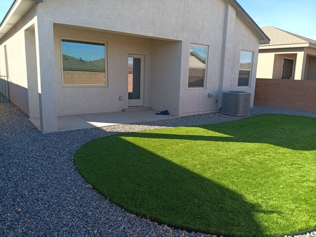 Building Photo - 3 Bedroom, 2 Bathroom Home! Schedule a Showing Today!