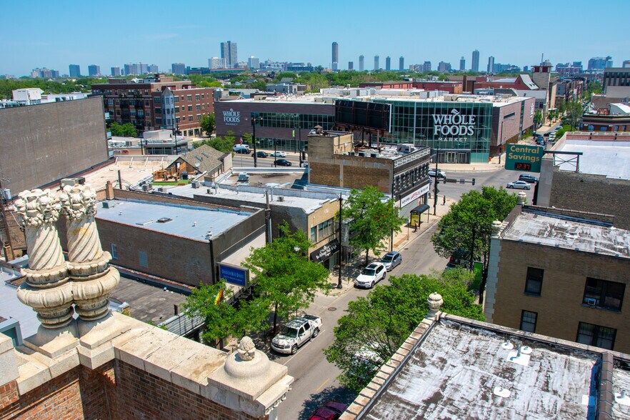 Building Photo - 1635 W Belmont Ave