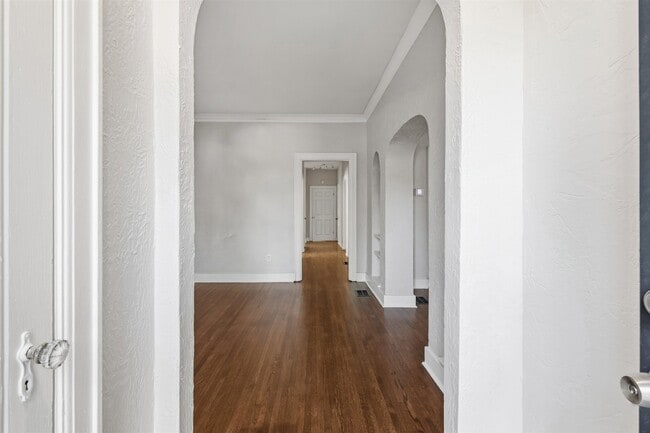 Building Photo - 871 University St