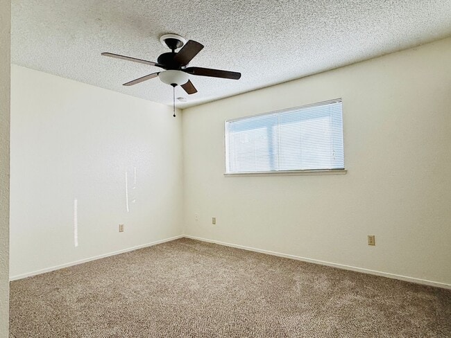 Building Photo - AVAILABLE NOW!!!