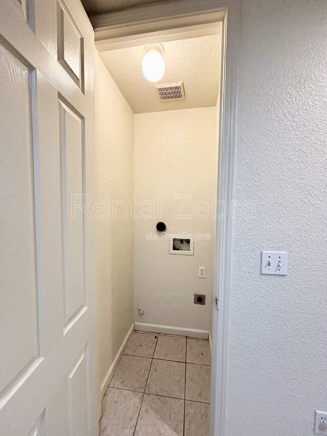 Building Photo - 936 W 13th St