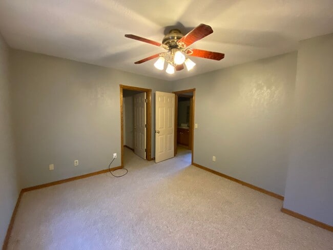 Building Photo - Great 2 bedroom 1.5 bathroom  Duplex