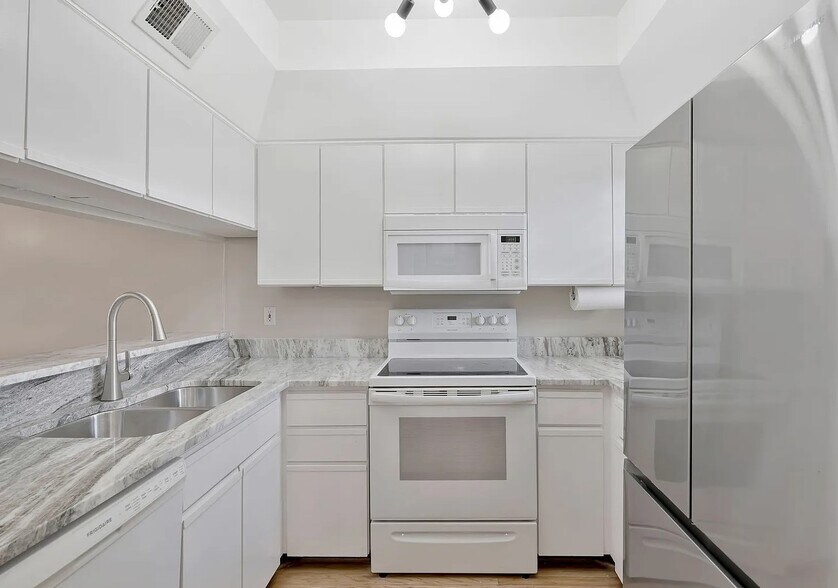 Kitchen - 145 W End Pl