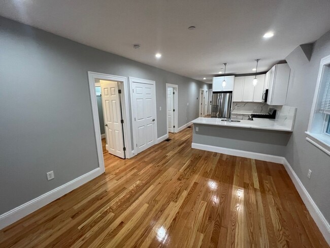 Building Photo - Huge updated 4 bed unit near Union Sq in S...