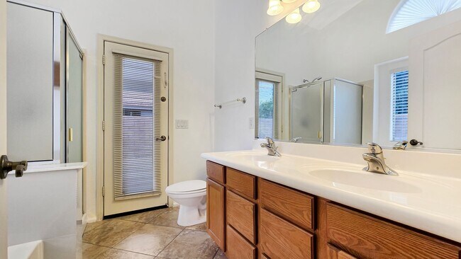 Building Photo - Close to I-10 and shopping in Goodyear!