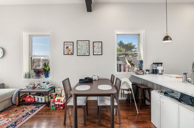 Building Photo - 178 Elm St