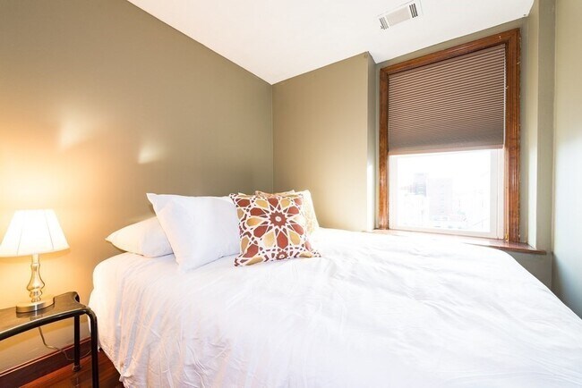 Building Photo - 474 E 7th St