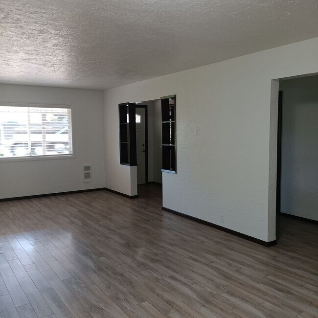 Building Photo - Great Home & Office is Ready for you in Jefferson!