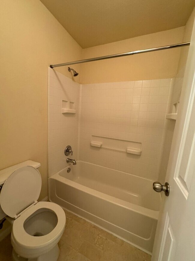 Building Photo - Beautiful 2 Story 4 Bdrm 2.5 Bath With a Loft
