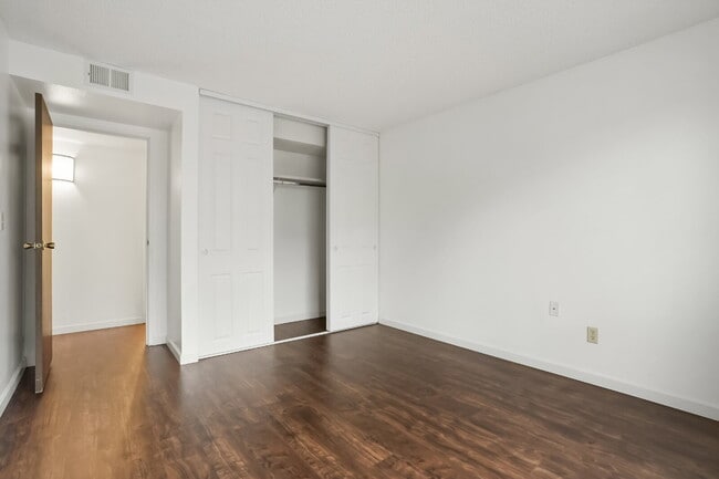 Building Photo - Aurora - 2 Bedroom 2 Bath Condo - Garage, ...