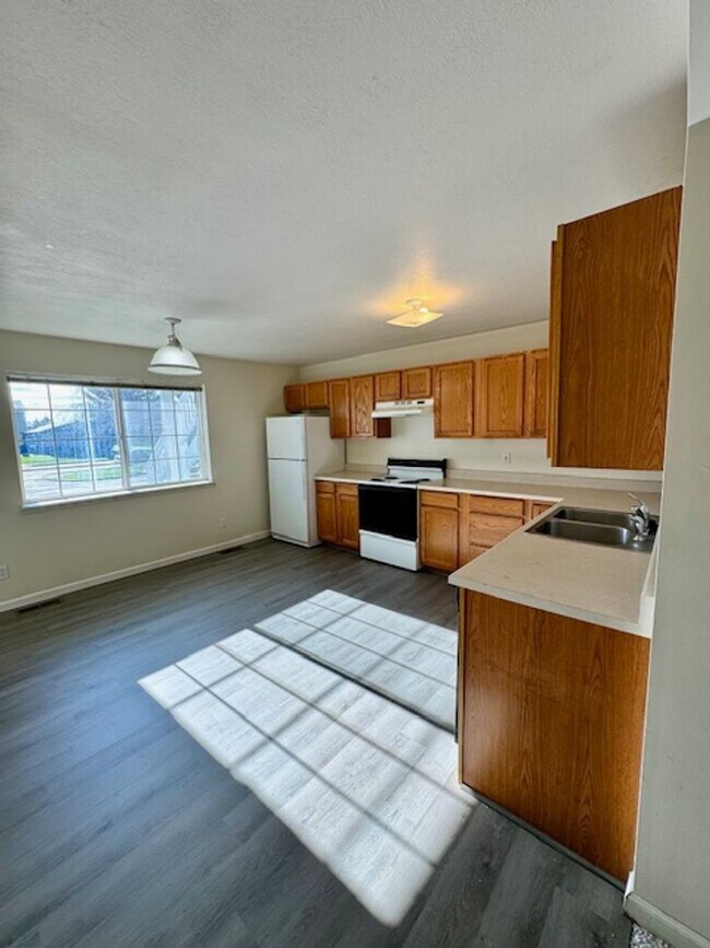 Building Photo - 3 Bedrooms, 2 Bathroom 4-plex; less than 2 miles to MSU