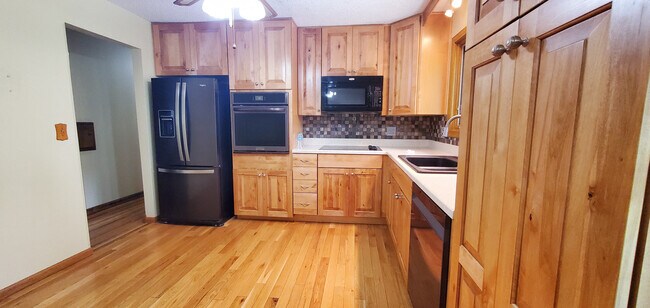 Building Photo - 820 Indian Hills Dr