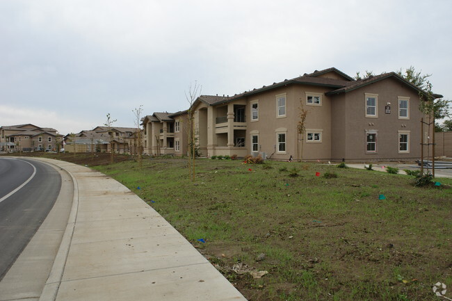 Building Photo - Lincoln Creek