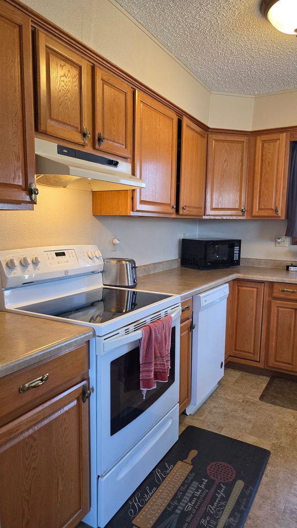 Building Photo - Cute Twinhome is South/Central Bismarck