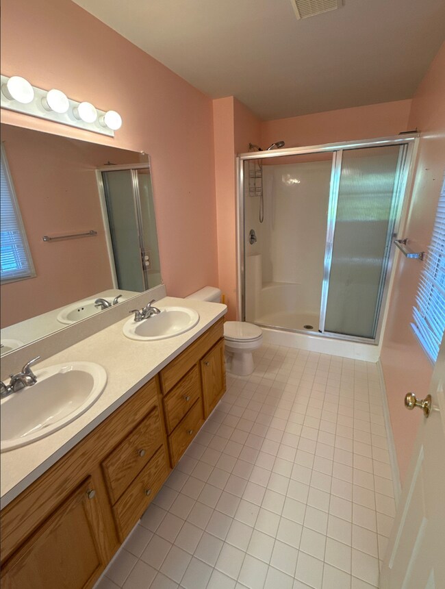 Building Photo - 3 Bed 2 Bath