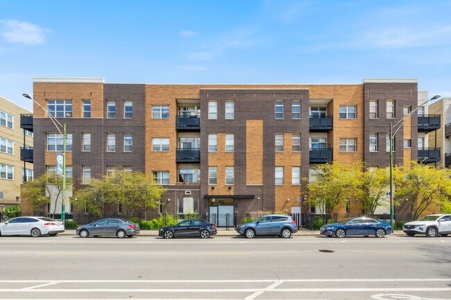 Primary Photo - 2951 N Clybourn Ave