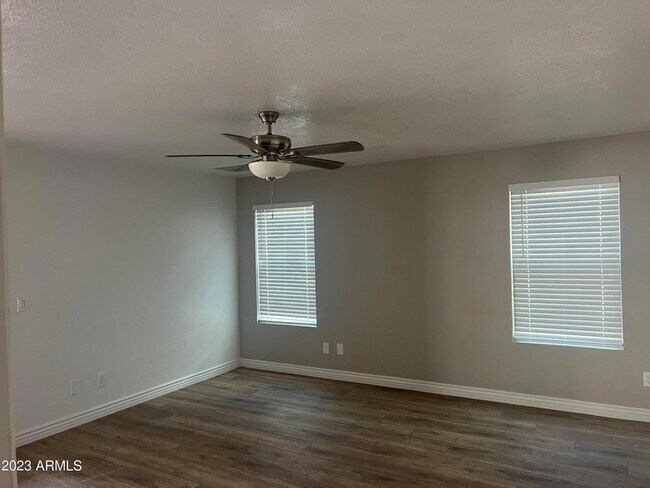 Building Photo - 1733 N La Rosa Dr