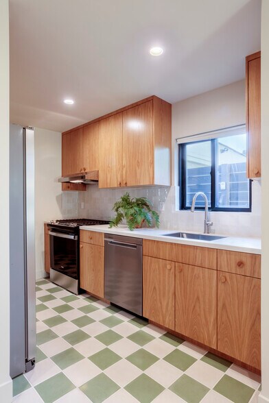 Building Photo - 6900 Willoughby Ave