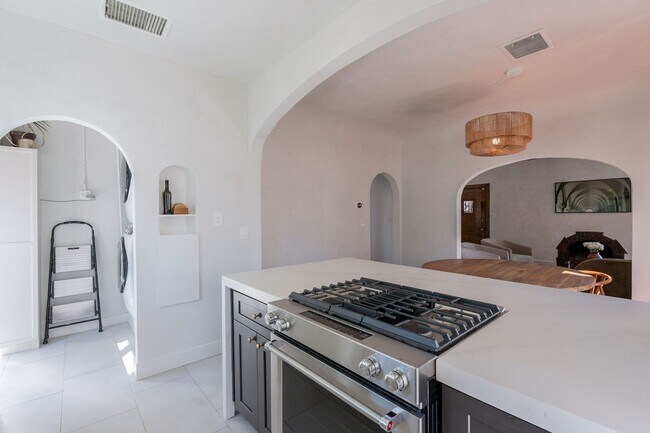Building Photo - Rare 2 Bed 2 Bath Remolded Home in FQ Hist...