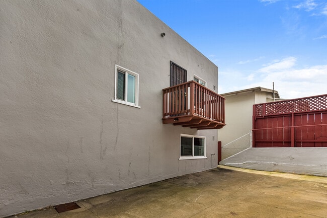 Building Photo - 833 Linden Ave