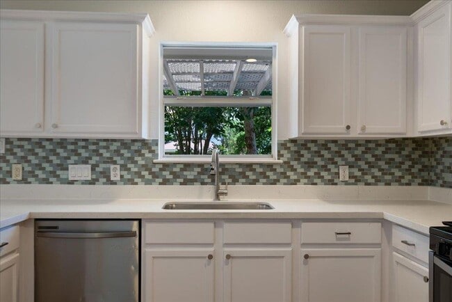 Building Photo - 1025 Doras Dr