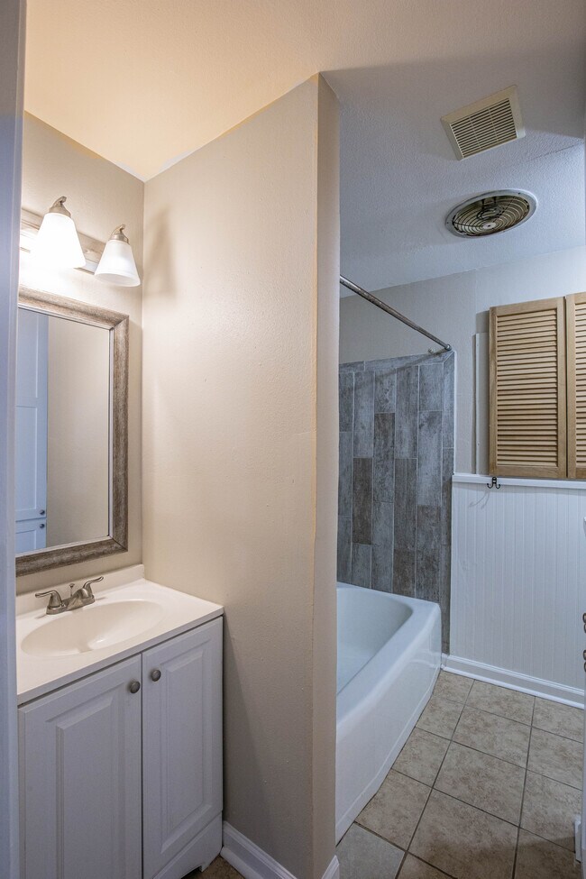 Building Photo - 8805 Woodway Dr