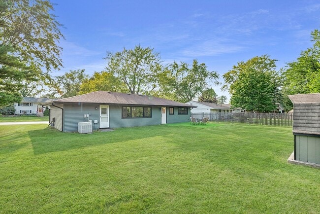 Building Photo - 208 W Hartford Dr