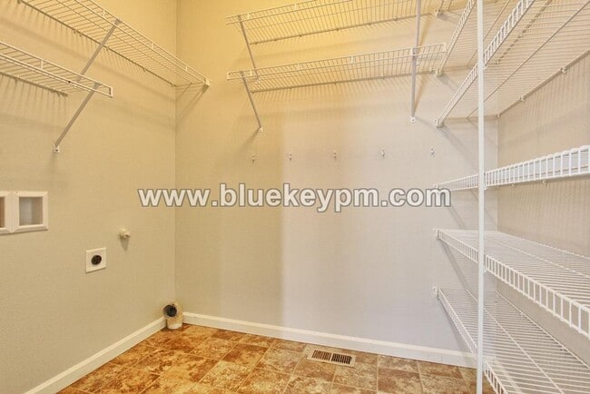 Building Photo - 3 Bed, 2.5 Bath Home in Battle Ground With Primary Suite on Main Floor