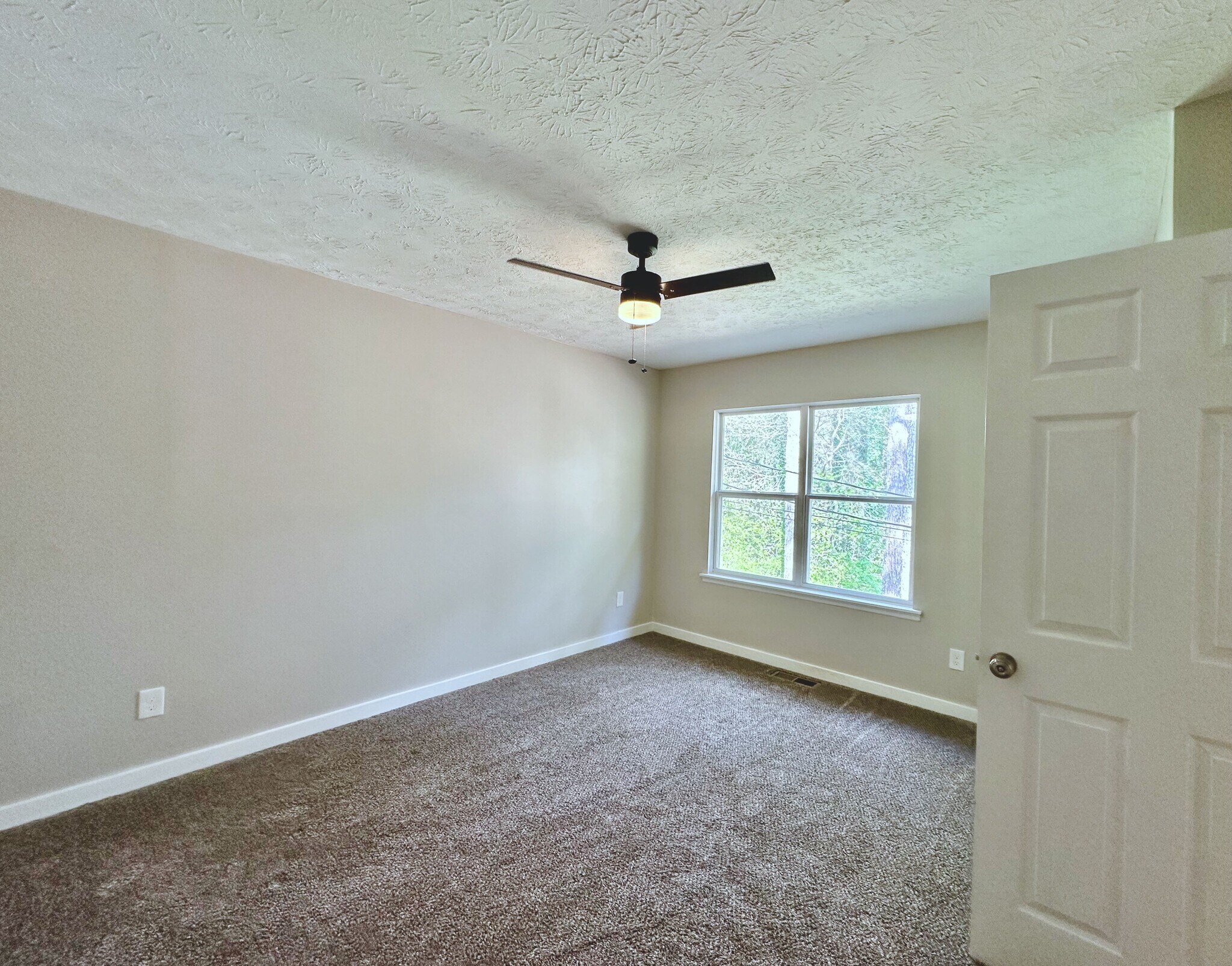 Building Photo - 4930 Farmstead Ct NE