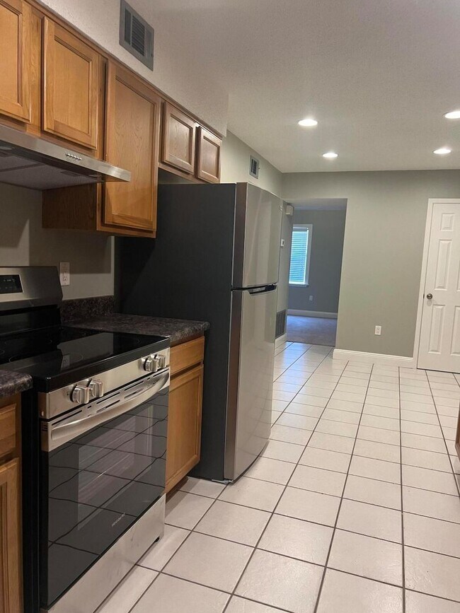 Building Photo - Cute 2 Bedroom 2 Bathroom Townhome For Rent!