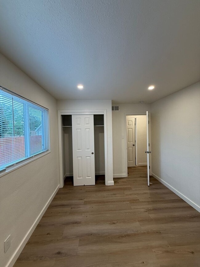 Building Photo - 750 Topaz Dr